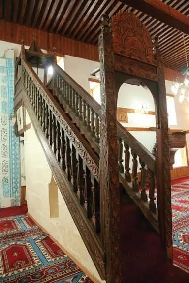 Ermenek tarihi yapılar ve doğa – antik taş duvarlar dağ fonunda
