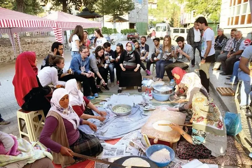 Ermenek bahar manzarası – çiçek açan ağaçlar ve dağ fondu