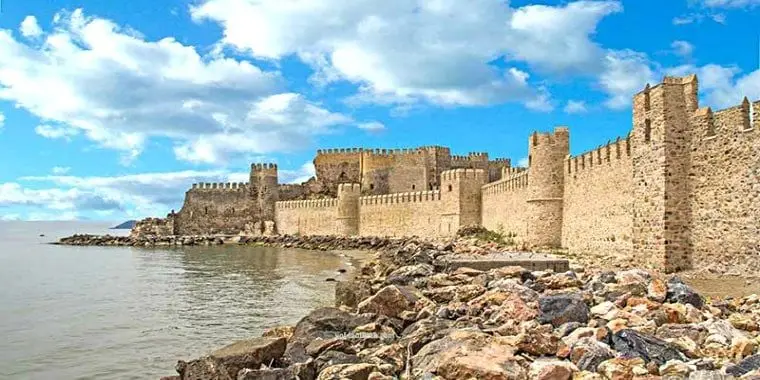 Karamanoğulları Bölgesindeki Akdeniz Kaleleri