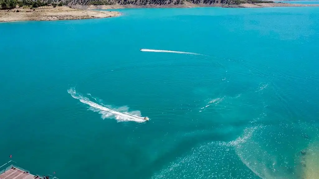 Ermenek havadan çekim – şehir merkezi ve çevre dağların geniş açı drone fotoğrafı