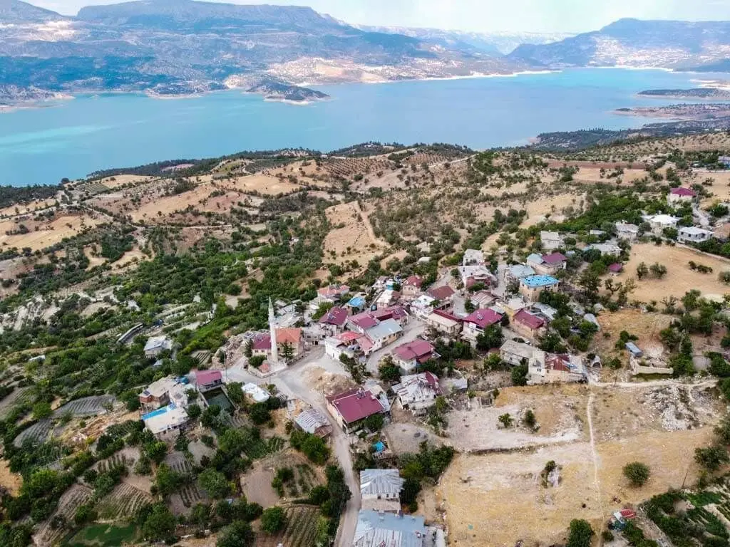 Ermenek şehir merkezi ve Toros Dağları – gün batımında havadan çekim
