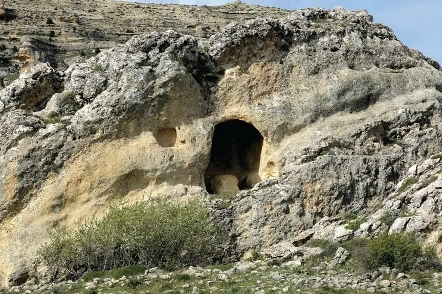Ermenek kış panoraması – karlı tepeler ve berrak mavi gökyüzü