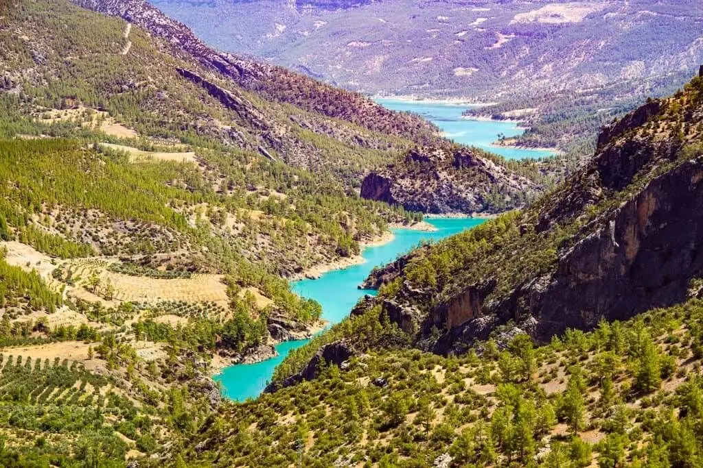Ermenek ilçe merkezi yakın çekim – çatılar, camiler ve yeşil alanlar havadan