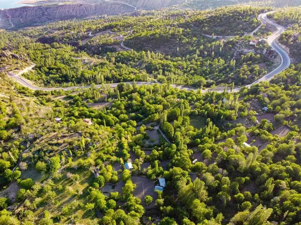 Ermenek Barajı ve çevresi drone ile havadan çekim – turkuaz baraj gölü