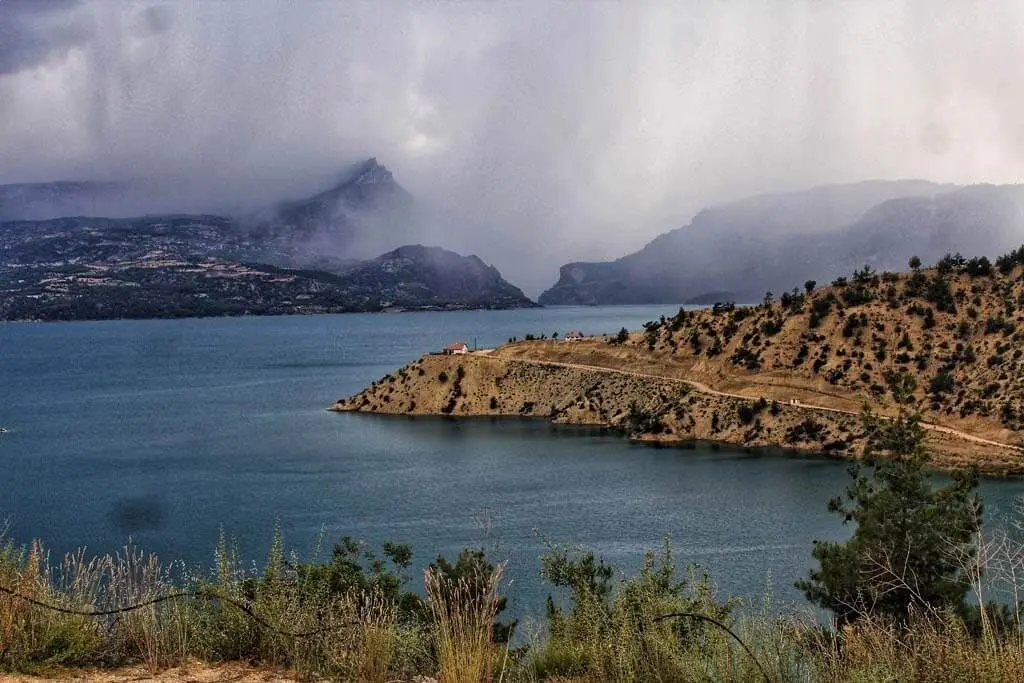 Ermenek gece panoraması – karanlıkta parlayan şehir ışıkları