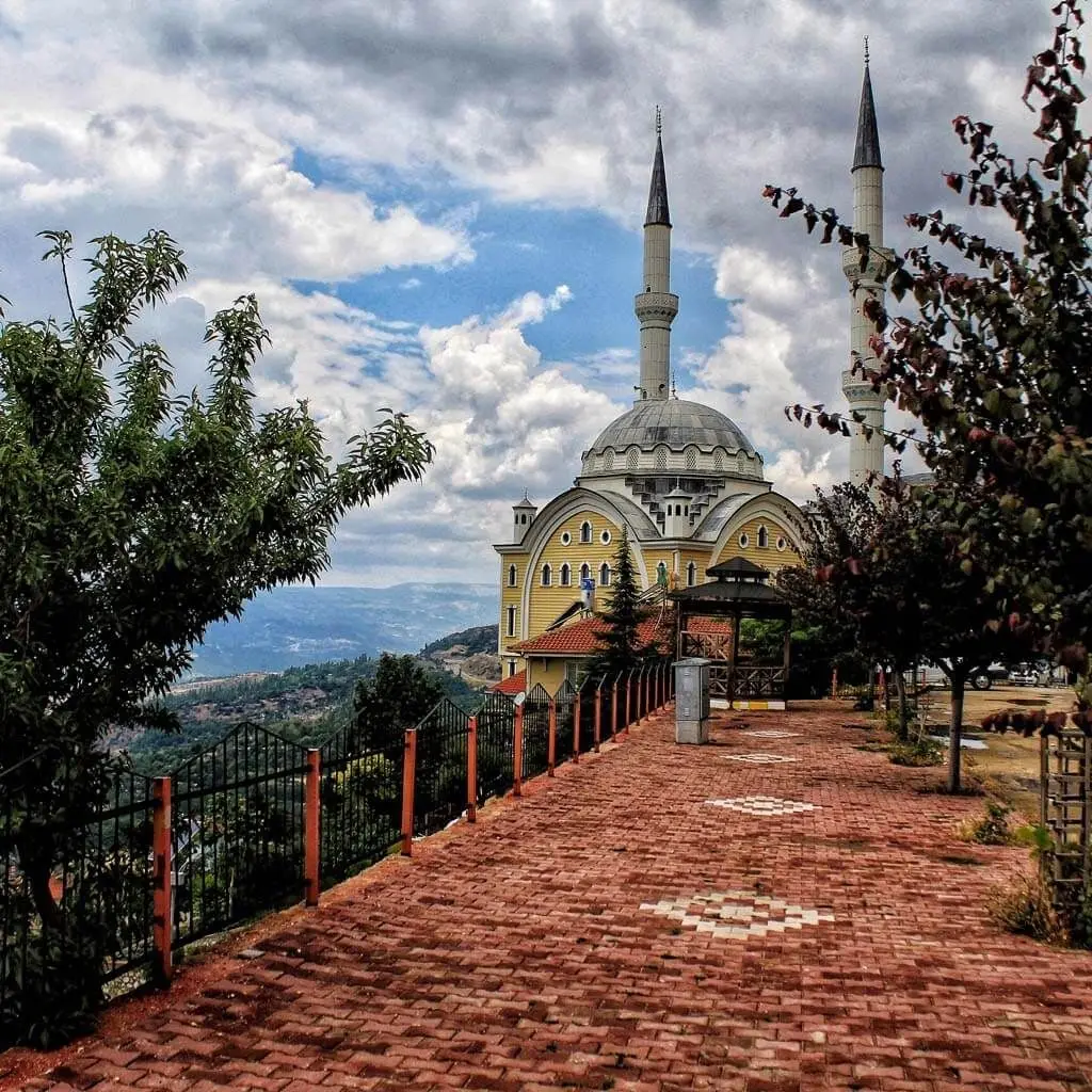 Ermenek gece fotoğrafı – aydınlatılmış şehir merkezi ve dağ silüeti