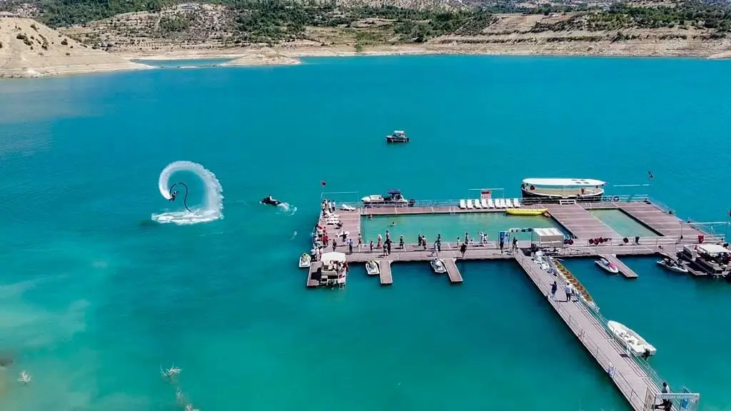 Ermenek ilçe merkezi drone ile havadan panoramik görünüm – Toros Dağları yamacı