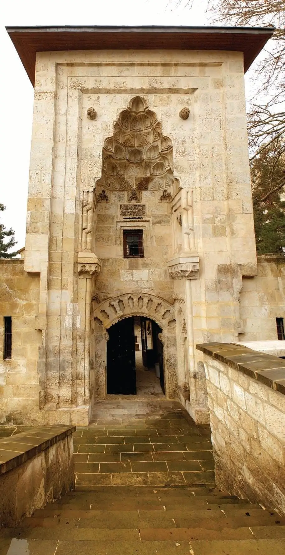 Ermenek Tol Medrese taçkapısı - Karamanoğulları Beyi İbrahim Bey döneminde inşa edilen Selçuklu tarzı anıtsal giriş