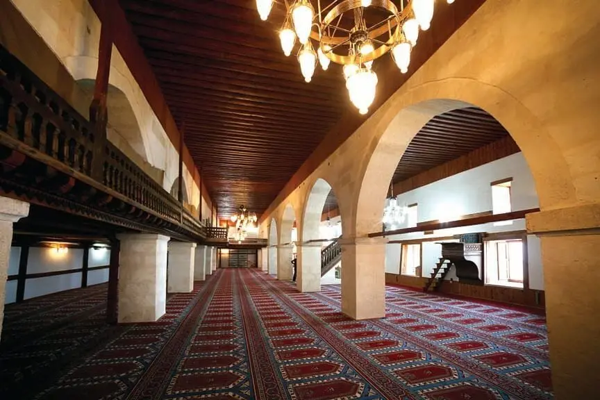 Ermenek gece panoraması – aydınlatılmış sokaklar ve dağ karanlığı