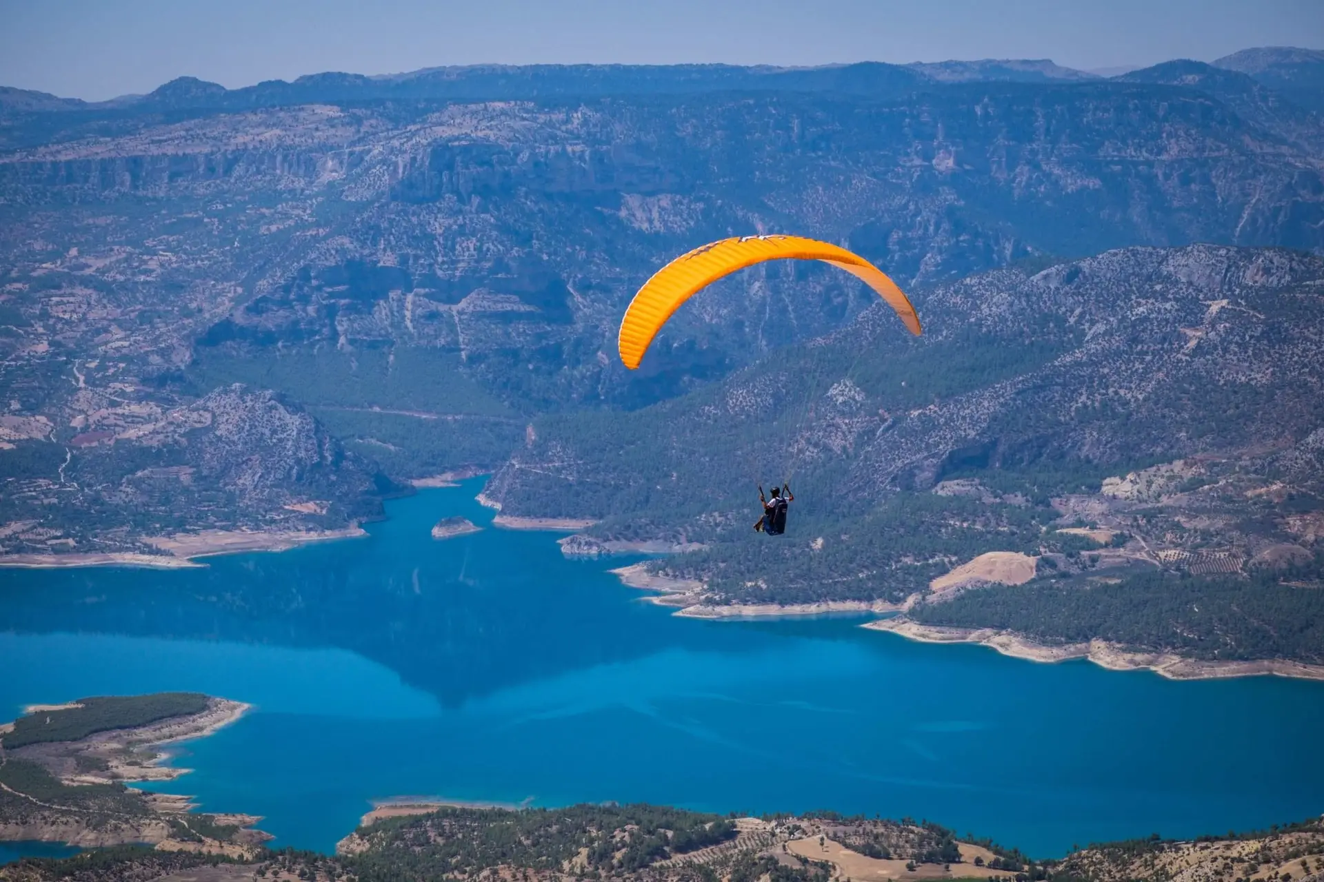 Yamaç paraşütçü Ermenek vadisi üzerinde süzülürken çekilen hava fotoğrafı