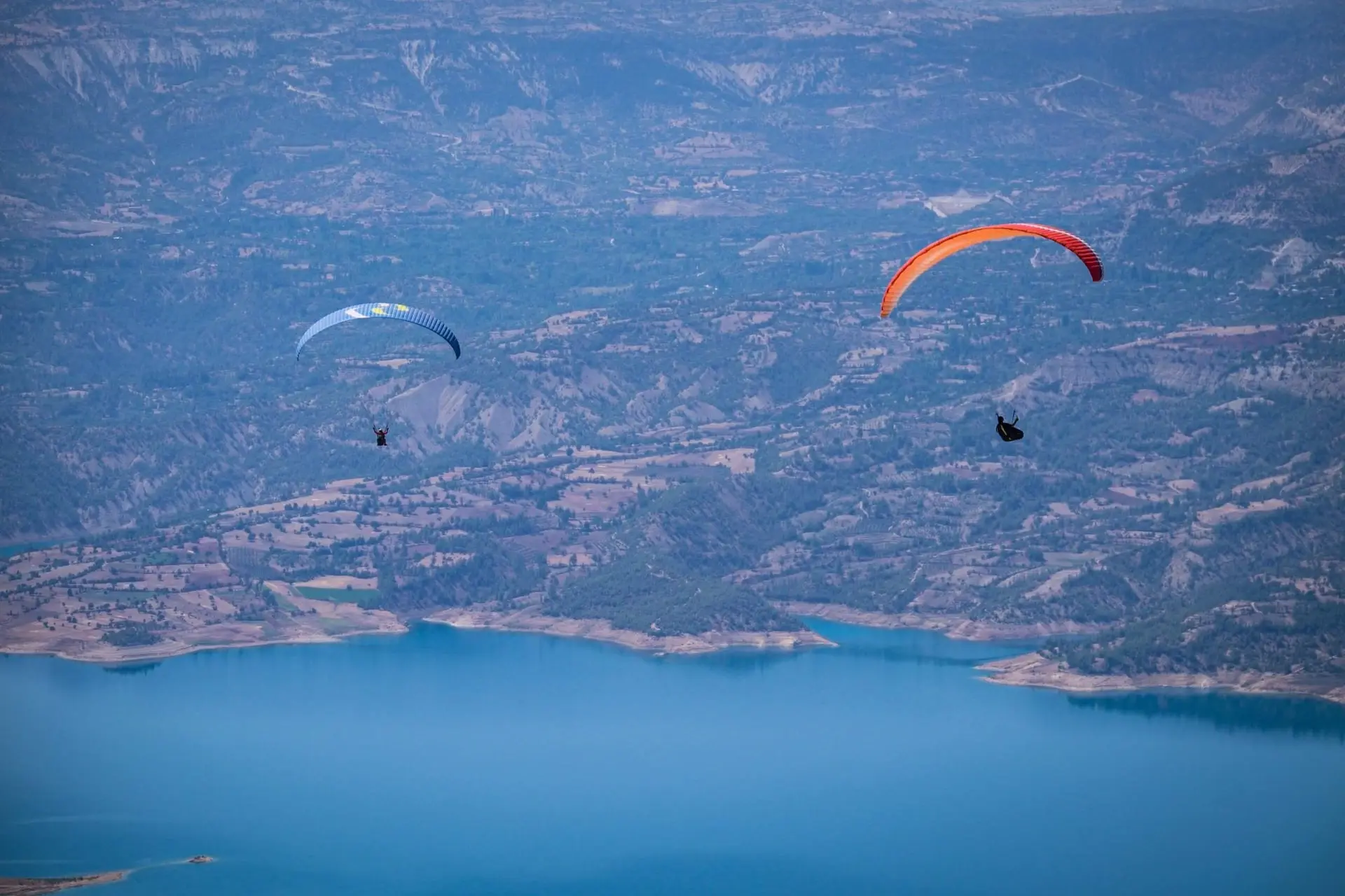 Ermenek üzerinde tandem yamaç paraşüt uçuşu havadan görüntü