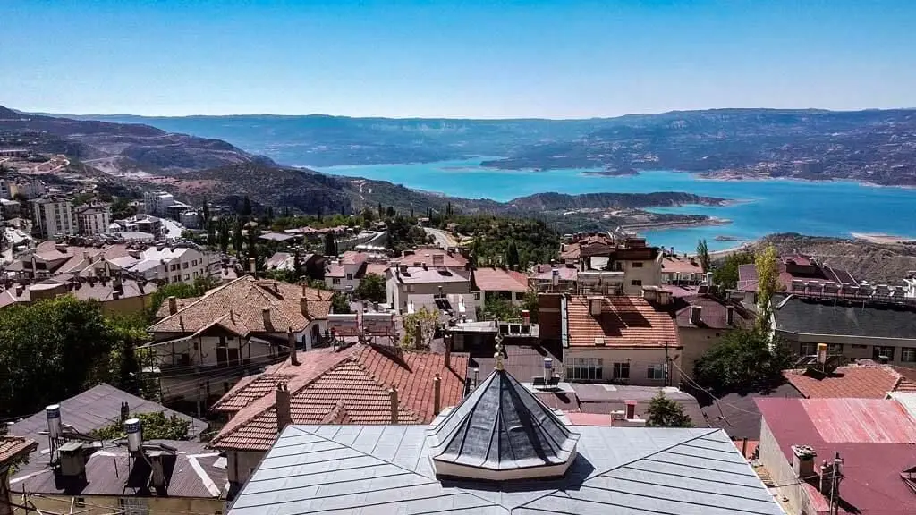 Ermenek drone fotoğrafı – şehrin kuzeybatı kesimi ve dağ silüeti