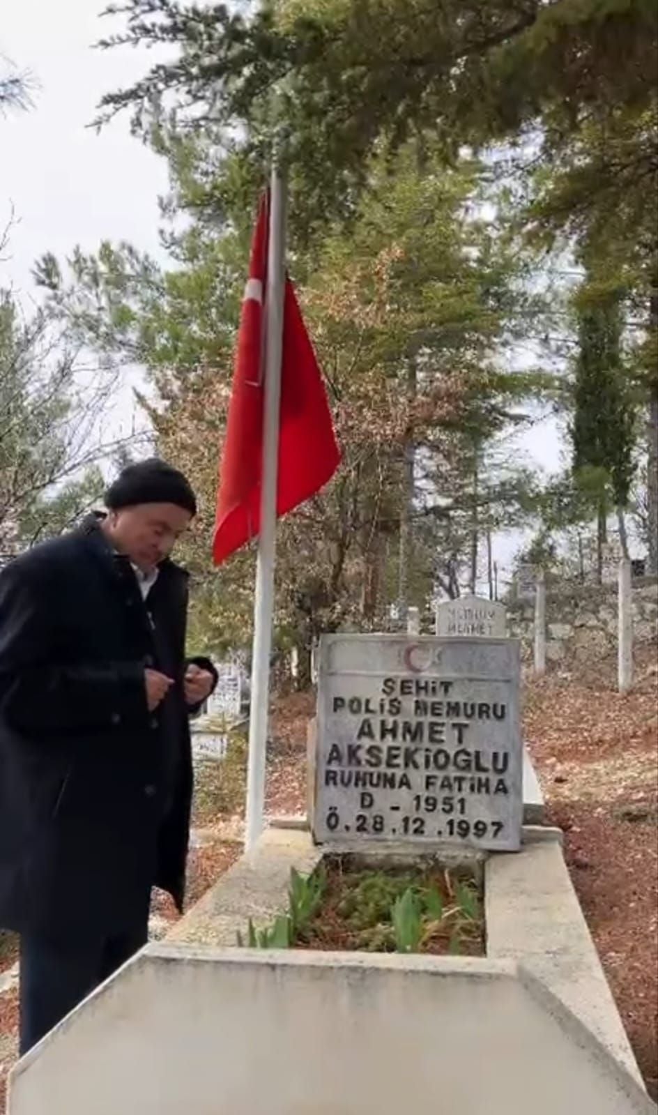 Şehit Polis Memuru Ahmet Aksekioğlu'nun Yassıkaya'daki mezar taşı