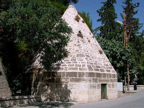 Mut İzorya'daki piramidal çatılı Karamanoğulları kümbeti