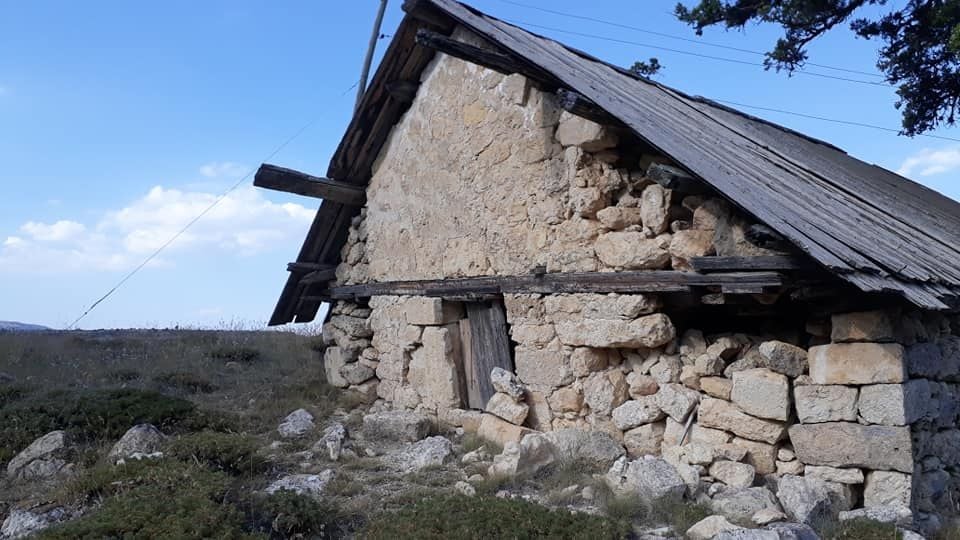 Değirmenlik Yaylası'ndaki Nure Sofi mezar yapısının restorasyon öncesi hali