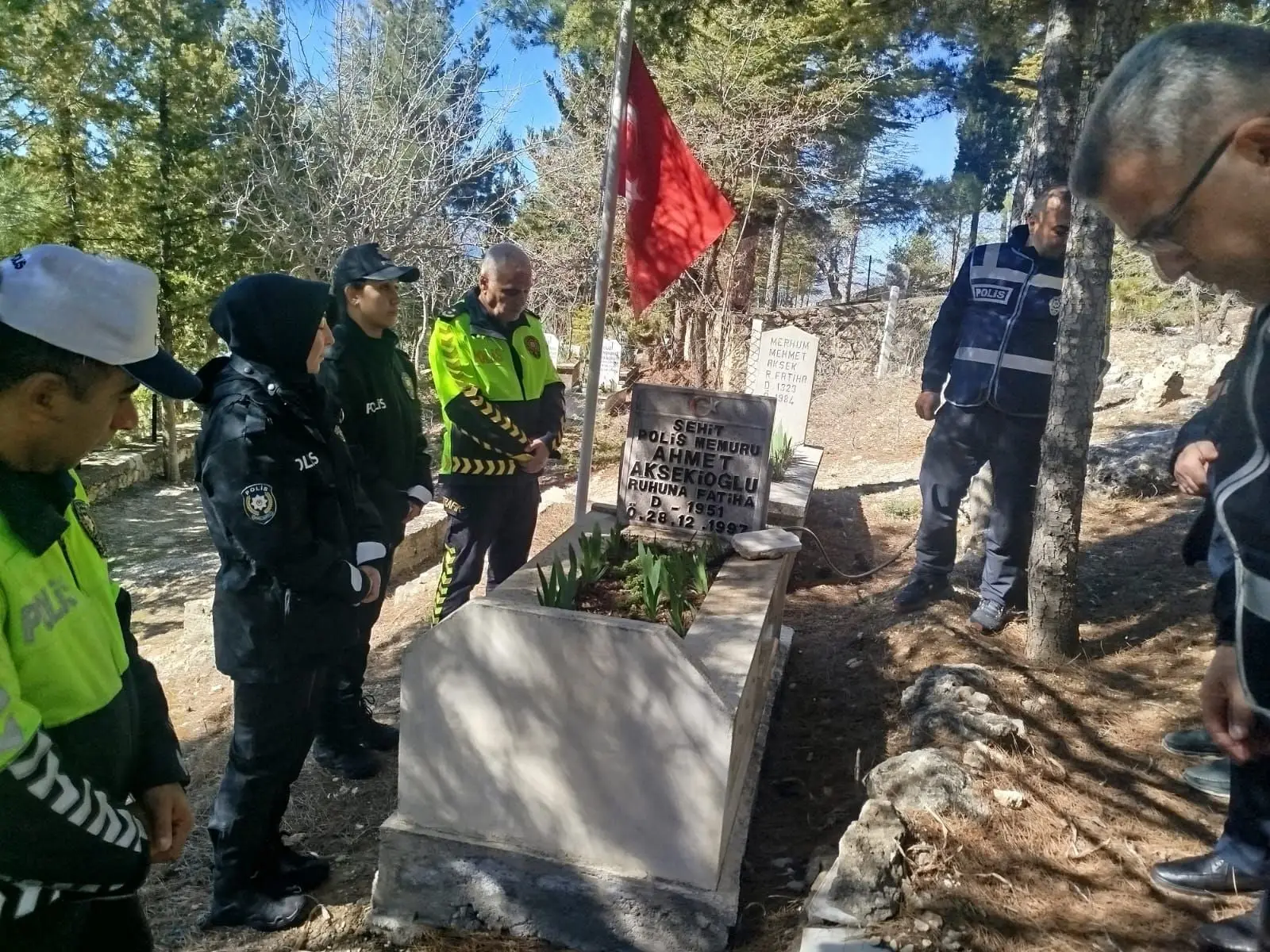 Şehit Polis Memuru Ahmet Aksekioğlu Yassıkaya'daki Kabri Başında Dualarla Anıldı