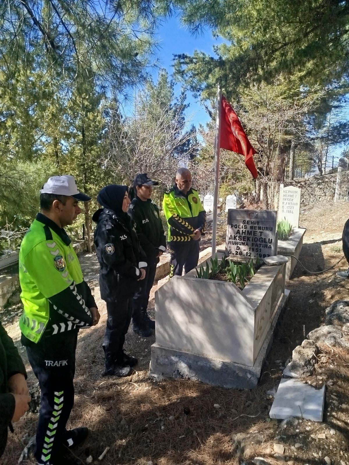 Emniyet mensupları şehit polis Ahmet Aksekioğlu'nun kabri başında saygı duruşunda