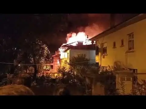Ermenek Değirmenlik'te 3 Katlı Ahşap Ev Alev Aldı