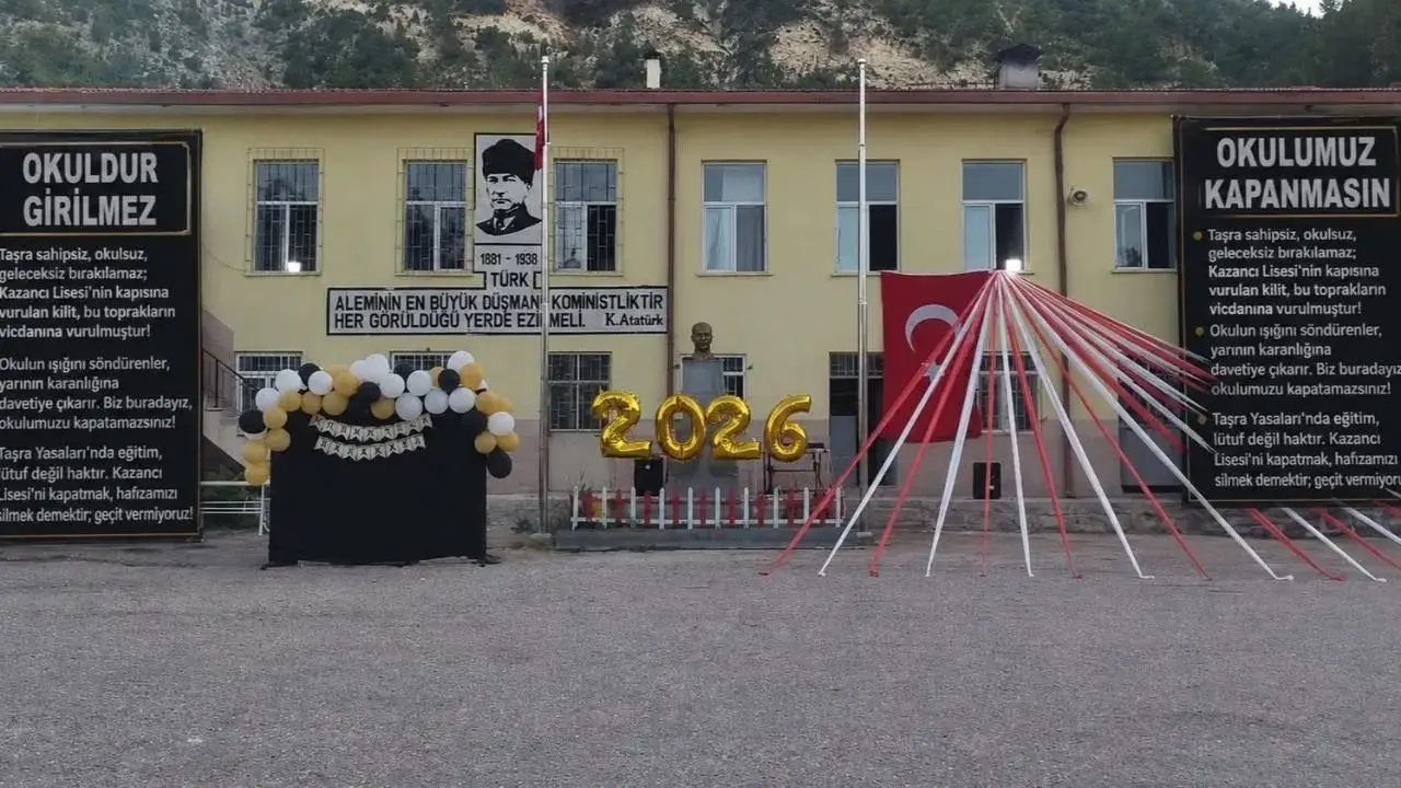 Kazancı Lisesi binası önünde 'Okulumuz Kapanmasın' yazılı pankartlar