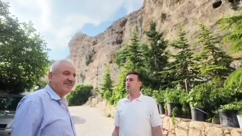 Sandıklı Mahalle Muhtarı Sadettin Gökçe, ağaçlandırdığı mezarlık yolunda mahalle sakinleriyle birlikte