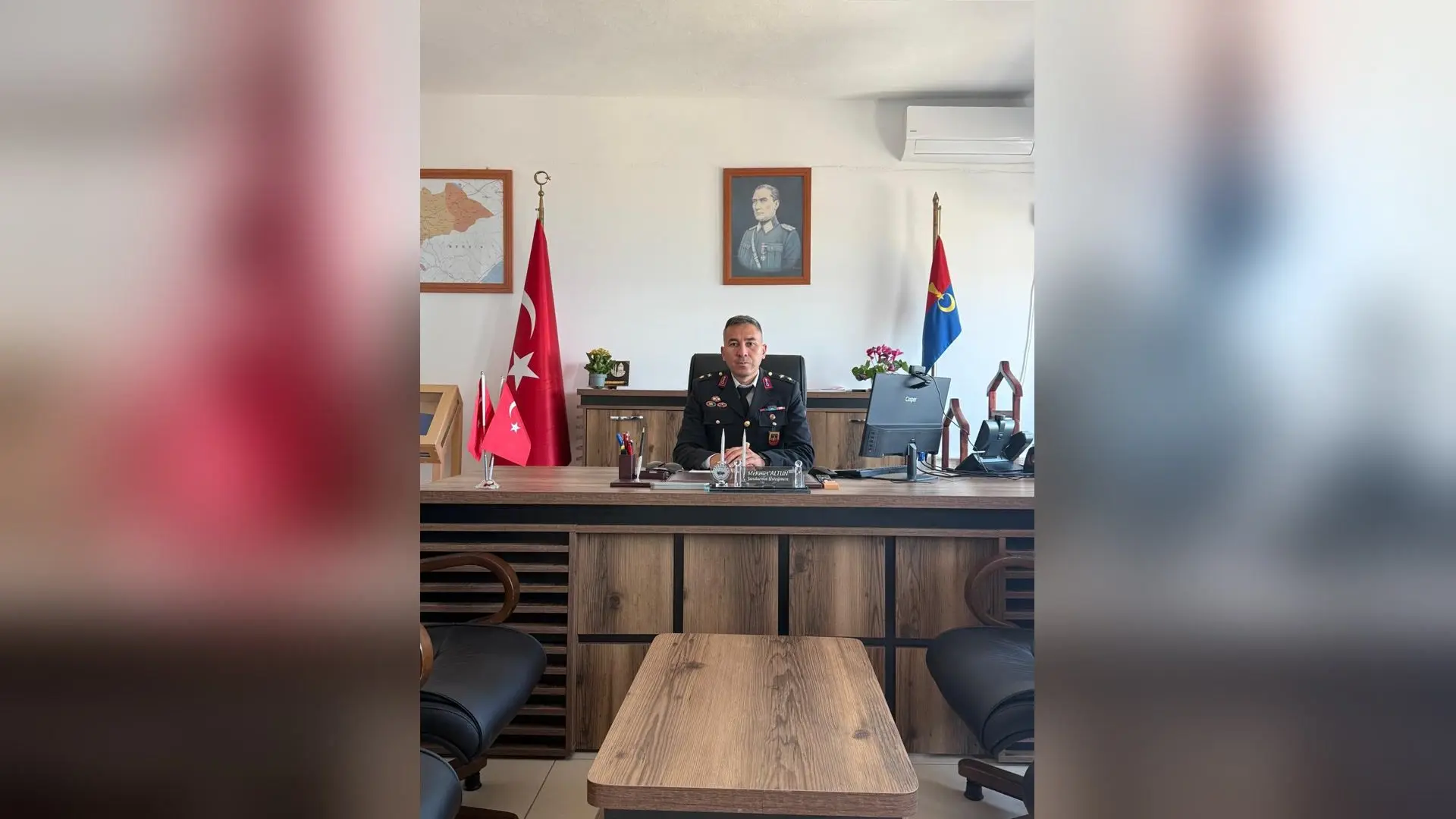 Ermenek İlçe Jandarma Komutanı Jandarma Üsteğmen Mehmet Altun makam odasında masasında otururken