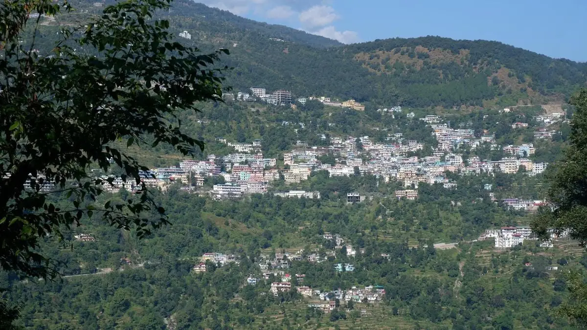 Breathtaking panoramic view of Kedarnath, nestled in the lush Himalayan mountains.