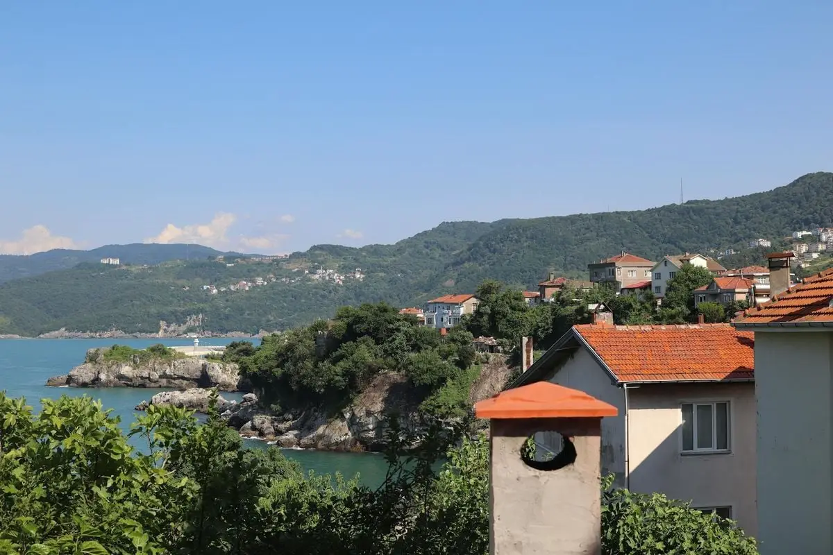 Picturesque coastal landscape of Amasra, Türkiye with houses and sea view.