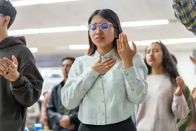 BOĞULMAK ÜZERE OLAN GENCİ BELEDİYE BAŞKANI KURTARDI