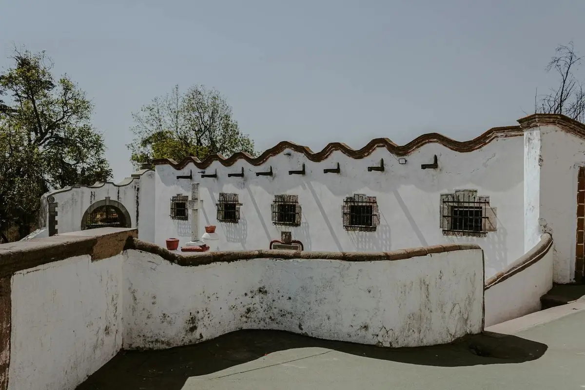 Explore the unique architecture of Amecameca de Juárez, featuring old white walls and iron bars.