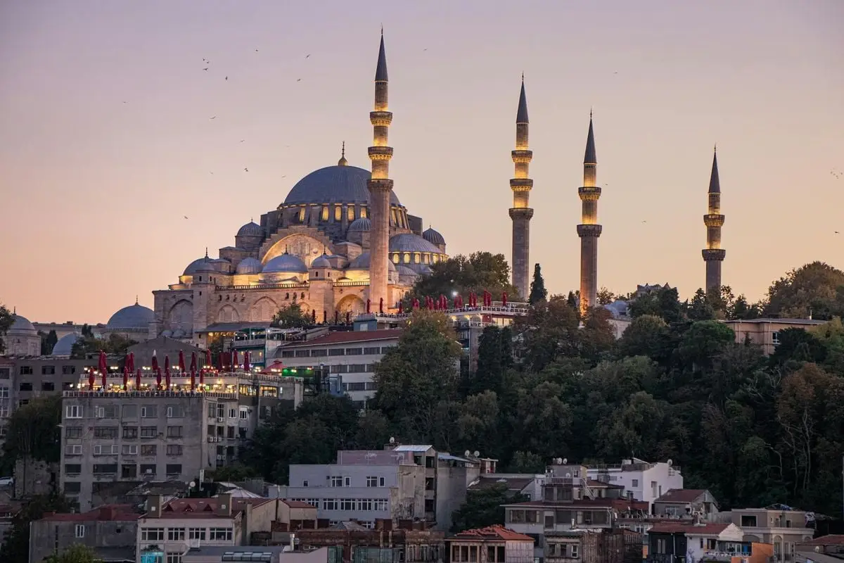 Süleymaniye Mosque illuminated in the evening sky, Istanbul, showcasing its stunning architecture.