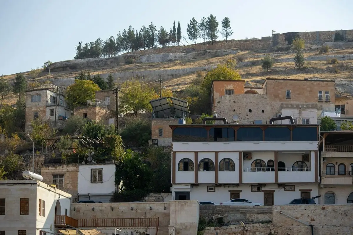 Scenic view of traditional buildings on a hillside in Halfeti, Şanlıurfa, Türkiye.
