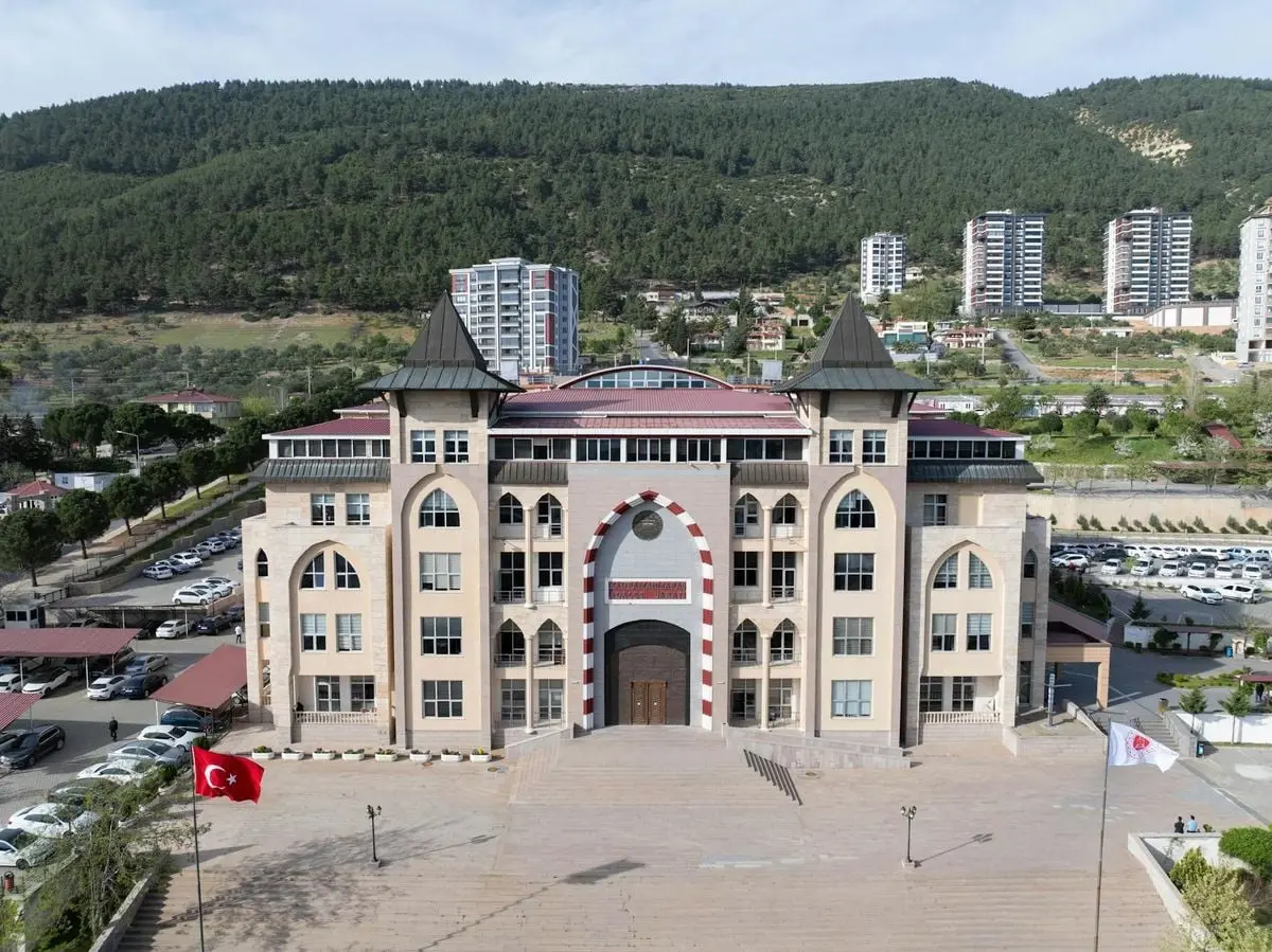 Aerial view of a landmark building surrounded by greenery in Kahramanmaraş, Türkiye.