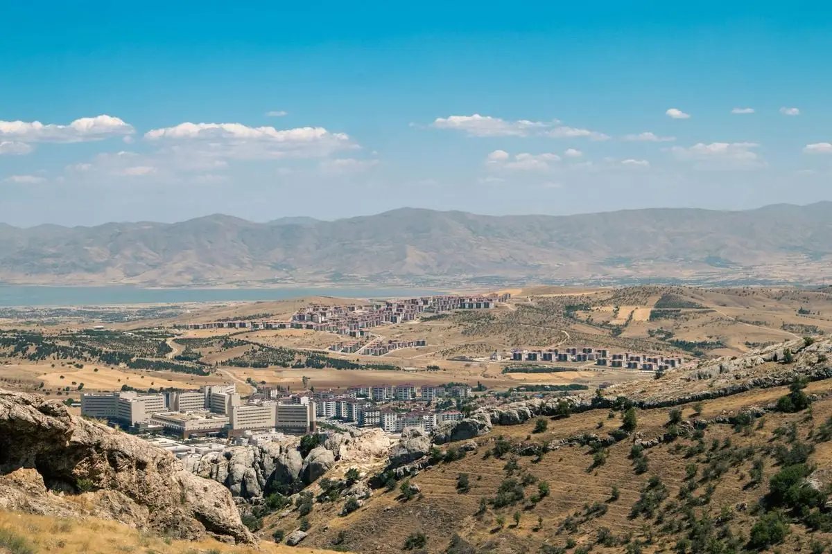 Breathtaking aerial view of Elâzığ, Türkiye, showcasing sprawling landscapes and modern architecture.