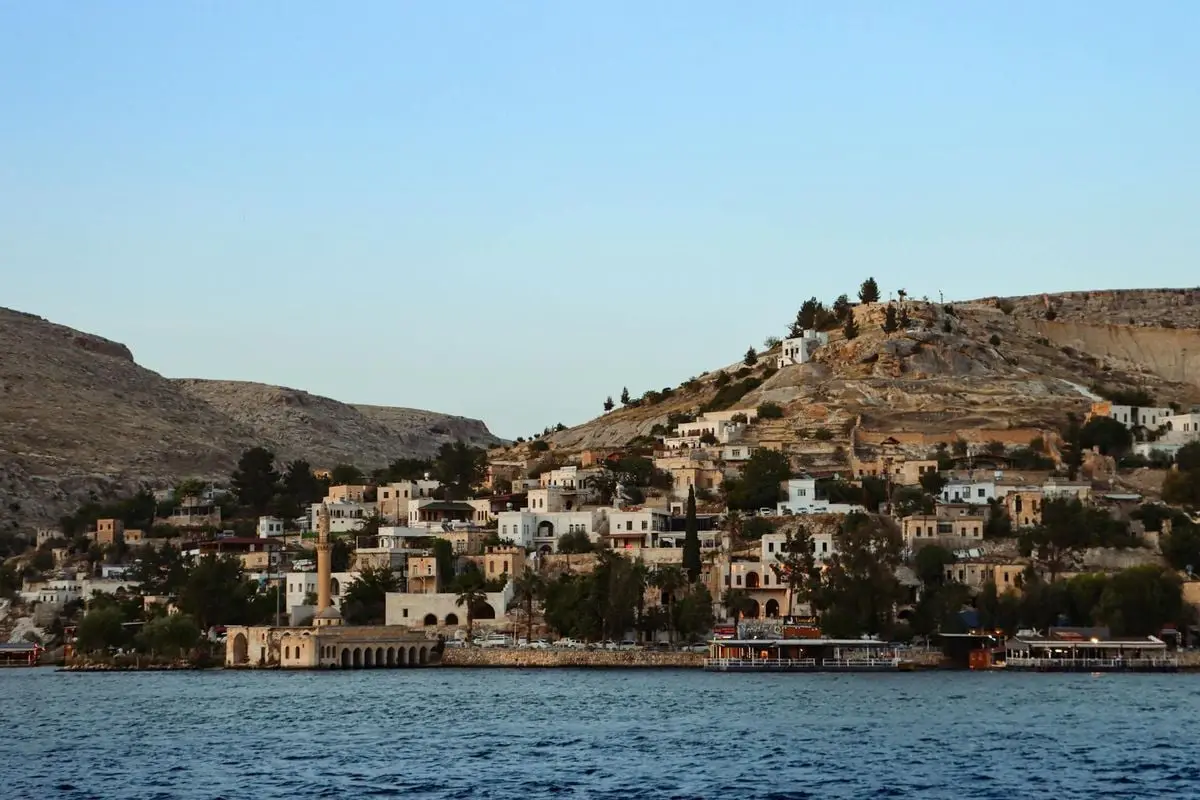 Explore the picturesque town of Halfeti, nestled by the Euphrates, capturing its historic architecture and serene landscape.