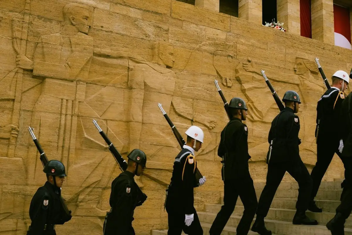 Turkish soldiers in uniform marching at Anıtkabir, Ankara's iconic mausoleum.