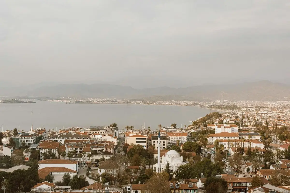 Aerial view of Fethiye's coastal cityscape featuring Yeni Hamidiye Cami by the shore.