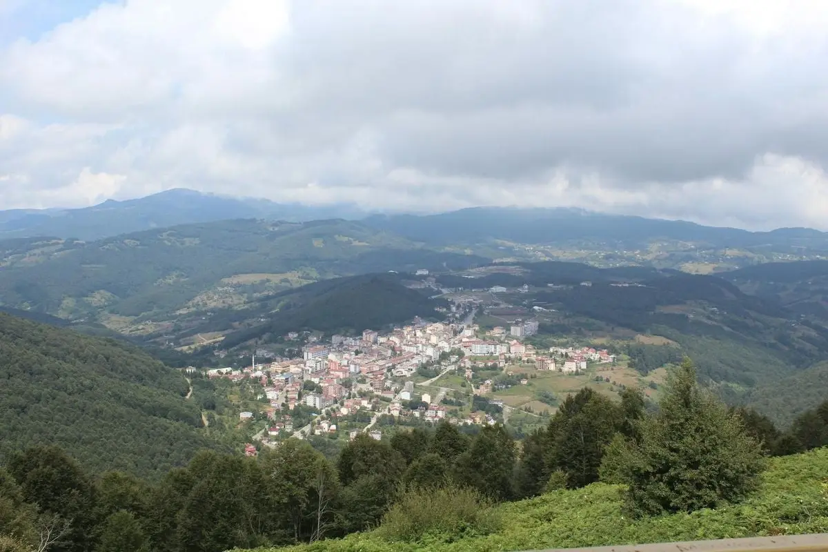 Breathtaking aerial view of Akkuş, Ordu nestled in lush green mountains.
