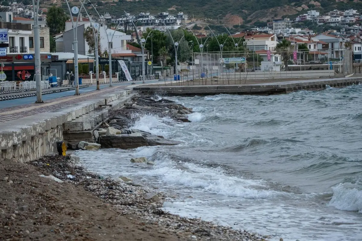 Captivating view of the Foça promenade in İzmir, Türkiye, with waves breaking against the shore.