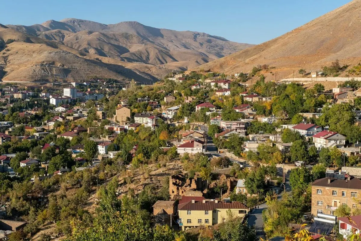 Aerial view of Bitlis, Türkiye showcasing its picturesque landscape and architecture.