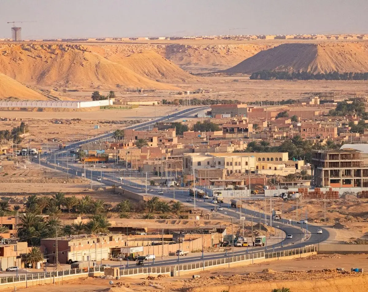 Aerial view of El Menia, Algeria showcasing desert landscape and traditional architecture.