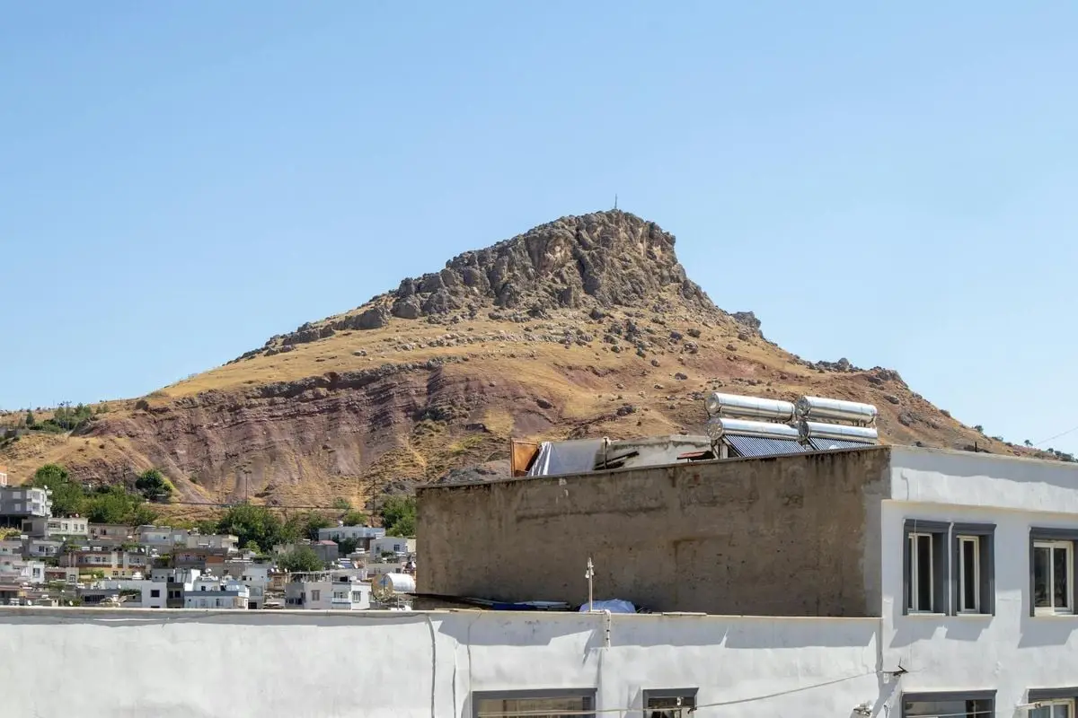 Scenic view of Çermik, Diyarbakır with mountainous backdrop and traditional buildings.