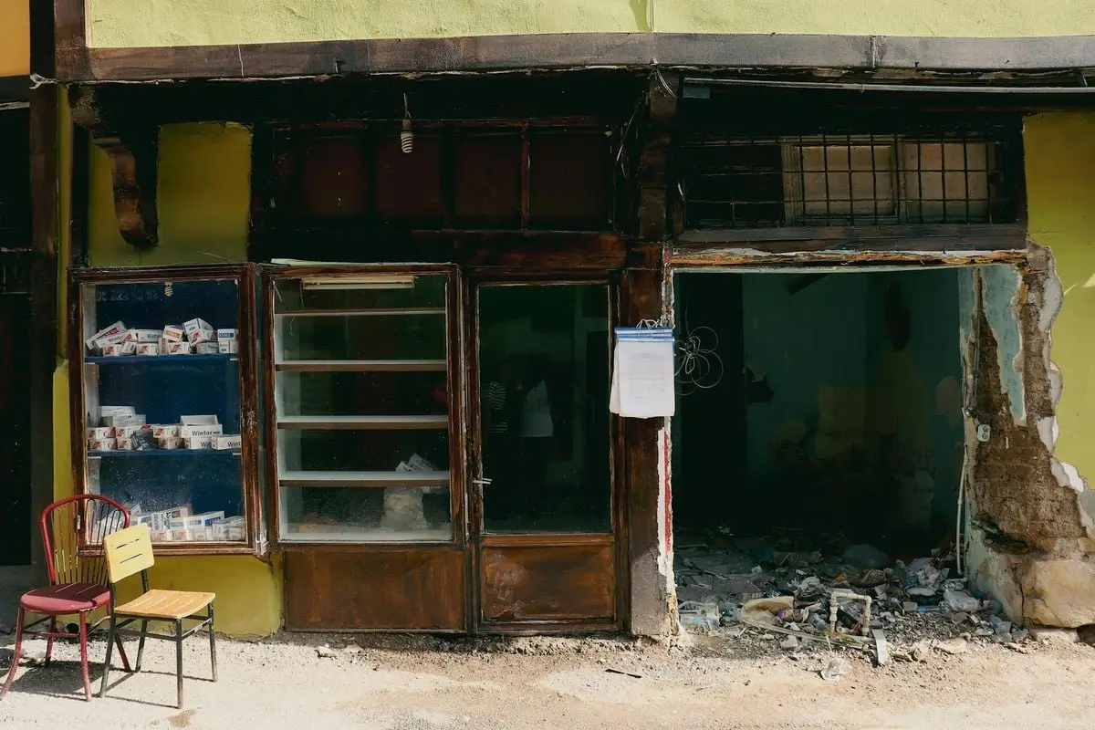 Explore the visual story of an abandoned shopfront in Malatya, Türkiye. A glimpse into urban decay.