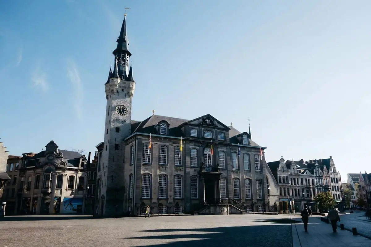 Beautiful view of a Gothic-style town hall and square on a clear day.