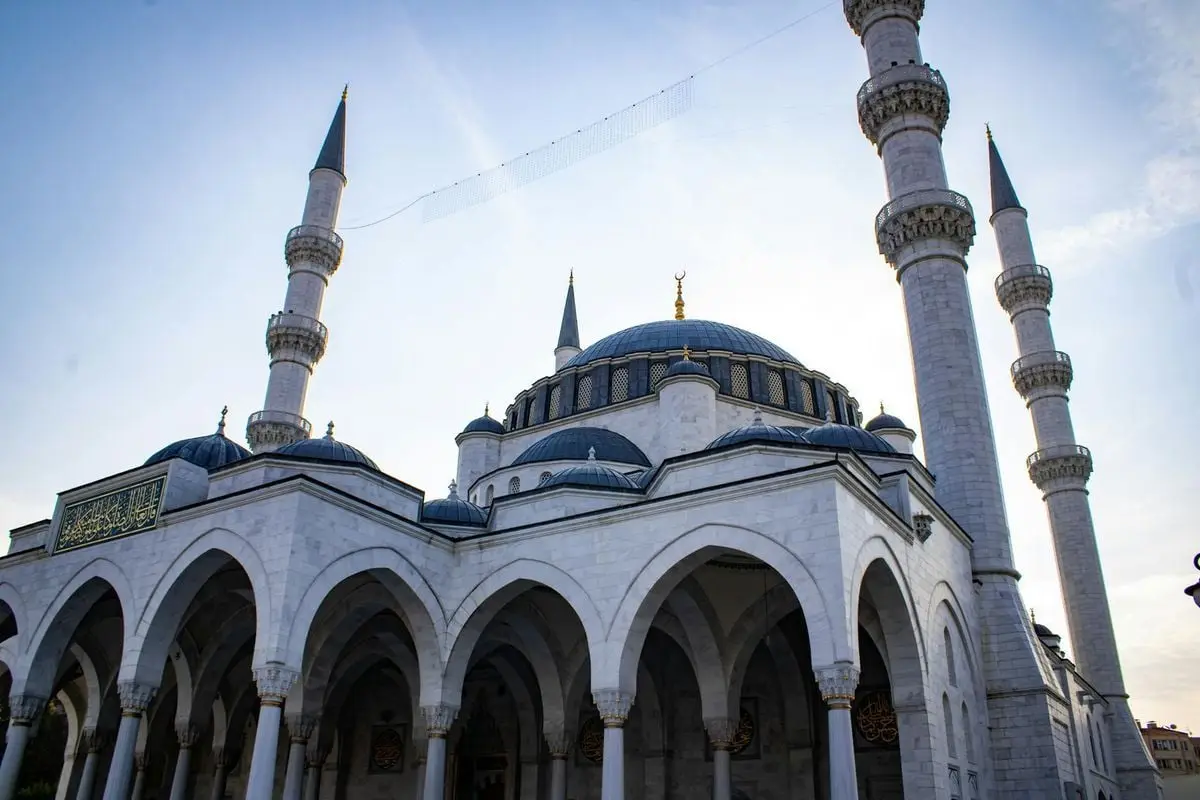 Majestic view of Kocatepe Mosque with clear skies in Ankara, Türkiye.