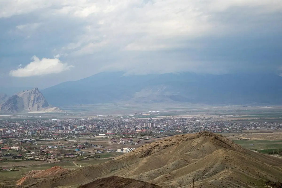 Captivating landscape of Doğubayazıt with majestic Ağrı mountain range.