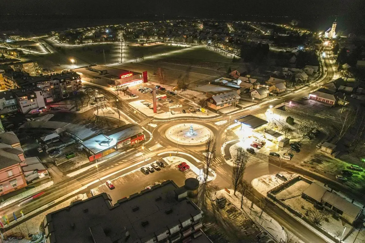 Explore the illuminated night scene of Garešnica's central roundabout captured from above.