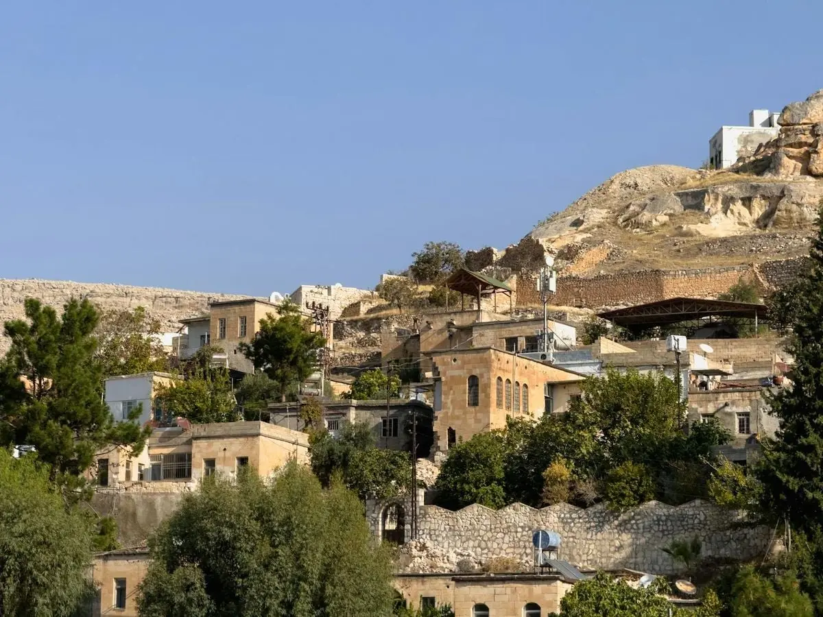 Charming hillside view of traditional stone architecture in Halfeti, Şanlıurfa, Türkiye.