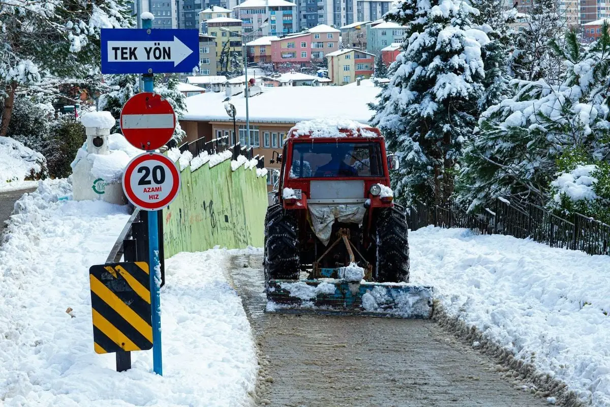Tractor clearing snow on a winter street in İstanbul, enhancing urban navigation.