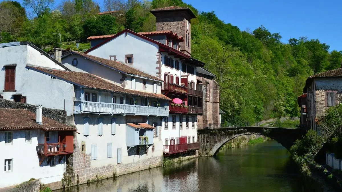 Picturesque view of traditional houses and a bridge in Saint-Jean-Pied-de-Port, France.