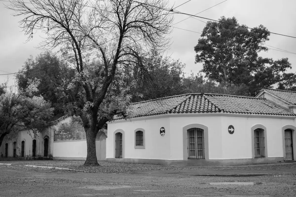Black and white photo of colonial-style houses with tile roofs in Córdoba, Argentina.